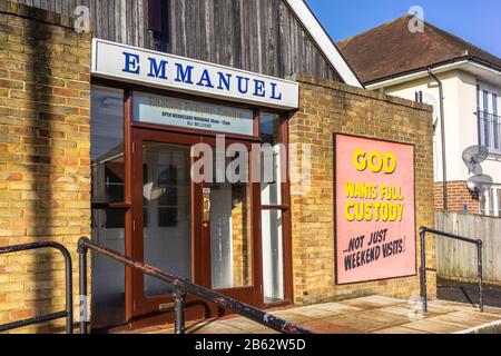 "God will Full Custody, nicht nur am Wochenende" Plakat am Eingang der Emmanuel Kirche entlang der Shirley Road in Shirley, Southampton, England, Großbritannien Stockfoto