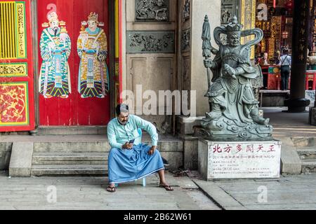 Yangon, MYANMAR - 23. JANUAR 2020: Kheng Hock Keong buddhistischer Tempel zu Ehren von Mazu, der chinesischen Meeresgottheit, der im Jahr 1863 fertiggestellt wurde. Stockfoto