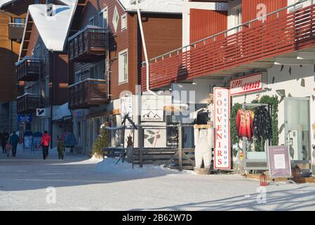 Einkaufsstraße in Levi, dem größten Skigebiet Finnlands. Stockfoto