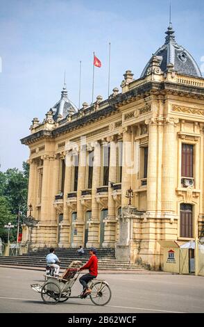 Cyclo-Fahrer gegenüber dem Grand Opera House, Hanoi, Vietnam, November 2000 Stockfoto