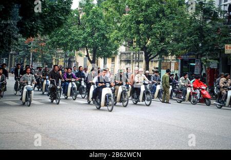 Moped Riders on the Street, Hanoi, Vietnam, November 1995 Stockfoto