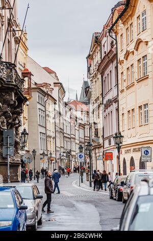 Prag, TSCHECHIEN - 18. MÄRZ 2017: Typische alte und enge Straße mit Menschenmenge in Prag, Tschechien. Stockfoto