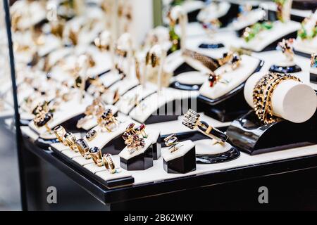 Set mit luxuriösem Schmuck mit Edelsteinen und Edelsteinen auf einem Schaufenster eines Ladens Stockfoto