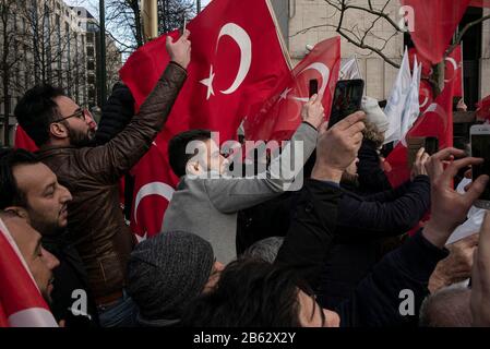 Brüssel, Belgien. März 2020. Anhänger des türkischen präsidenten halten die Manifestation in Brüssel, Belgien am 09/03/2020 der türkische Präsident Recep Tayyip Erdogan besucht die Europäische Union, um die Flüchtlingskrise an der griechischen Grenze der Türkei durch Wiktor Dabkowski zu besprechen. Nutzung der weltweiten Credit: Dpa/Alamy Live News Stockfoto