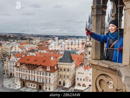 Junge asien-touristin mit großartigem Panoramablick auf das Stadtbild in Prag Stockfoto