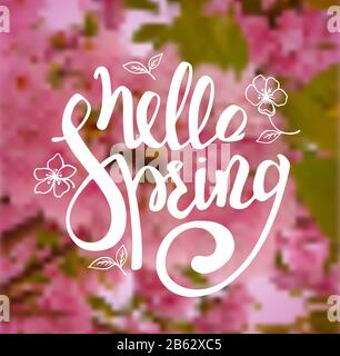 Verschwommener Hintergrund mit pinkfarbenem Kirschzweig und handgezeichneter Schrift. Hello Spring Schriftzug. Stockfoto