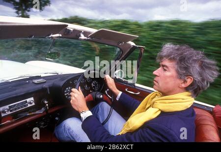 Geoffrey Burgon Composer fotografierte mit seinem Wagen Bristol 405 in der Nähe von Stroud UK 1982 Stockfoto