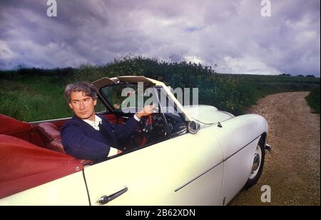 Geoffrey Burgon Composer fotografierte mit seinem Wagen Bristol 405 in der Nähe von Stroud UK 1982 Stockfoto