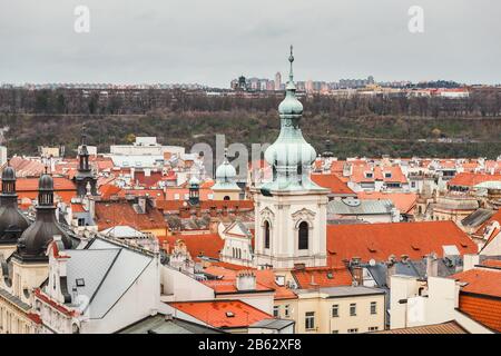 Luftbild auf den roten Dächern der Altstadt Prag Stockfoto