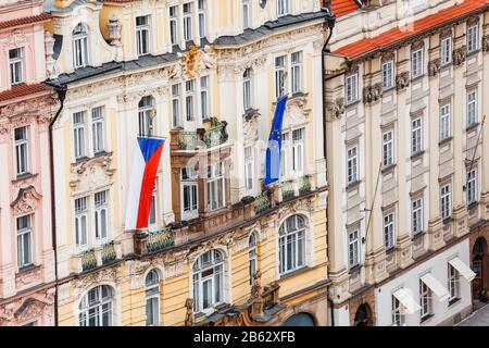 Flaggen der tschechischen republik und der euro-union an der Fassade des Hauses Stockfoto