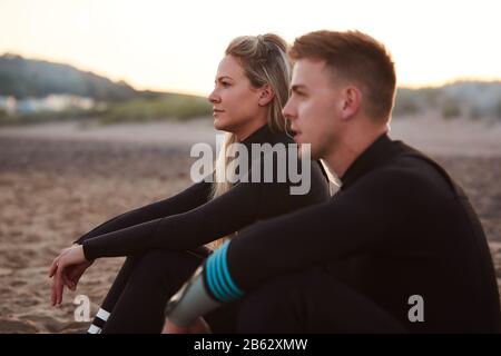 Profilansicht Eines Paares Mit Wetsuits Beim Surfen Staycation Am Strand Mit Blick Auf Das Meer Stockfoto