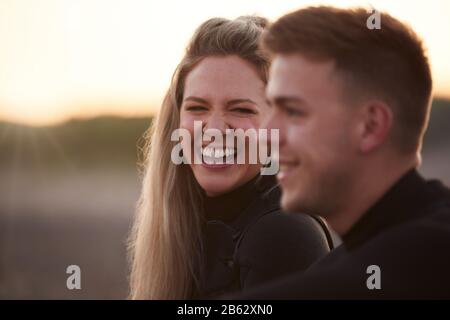 Profilansicht Eines Paares Mit Wetsuits Beim Surfen Staycation Am Strand Mit Blick Auf Das Meer Stockfoto