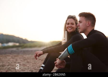 Profilansicht Eines Paares Mit Wetsuits Beim Surfen Staycation Am Strand Mit Blick Auf Das Meer Stockfoto