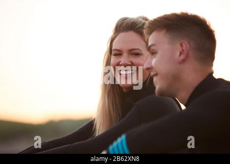 Profilansicht Eines Paares Mit Wetsuits Beim Surfen Staycation Am Strand Mit Blick Auf Das Meer Stockfoto