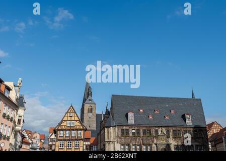 Rathausplatz von Quedlinburg am sonnigen Tag Stockfoto