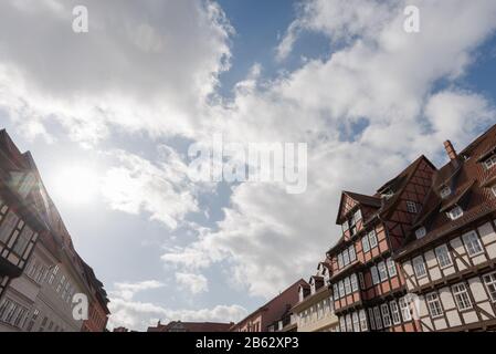 Alte Fachwerkhäuser in Quedlinburg am sonnigen Tag mit Wolken Stockfoto