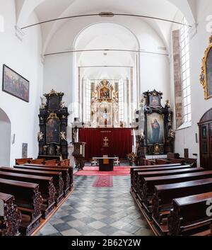 Das Mittelschiff und der Hauptaltar in der Prager Heilig-Geist-Kirche Stockfoto