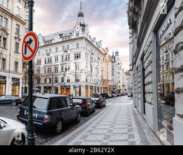 Prag, TSCHECHIEN - 18. MÄRZ 2017: Eine enge Europastraße mit Parkplatz und alter Architektur Stockfoto