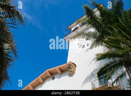 Der Uhrturm El Mirador im historischen Gerichtsgebäude von Santa Barbara County, von unten unter blauem Himmel mit Platz für Kopien Stockfoto