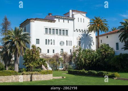 Historisches Gerichtsgebäude im Santa Barbara County mit üppigen Gärten und Palmen an einem sonnigen Tag Stockfoto