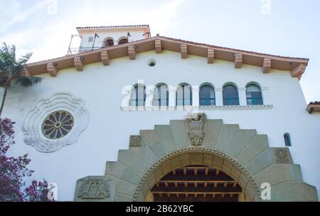 Eingang aus gewölbtem Stein mit aufwändigen Schnitzereien im historischen Gerichtsgebäude von Santa Barbara County in Kalifornien Stockfoto
