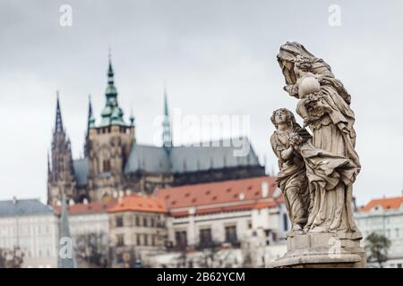 Blick von der Karlsbrücke auf die Statue der heiligen Anna und der kleineren Stadt mit der Kathedrale St. Vitus Stockfoto