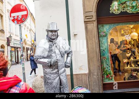 Prag, TSCHECHIEN - 18. MÄRZ 2017: Eine lebende Statue eines Mannes in silbernem Anzug unterhält Touristen auf der Straße von Prag Stockfoto