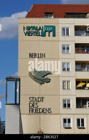 Plattenbau, Spreeufer, Nikolaiviertel, Mitte, Berlin, Deutschland Stockfoto