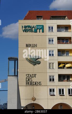 Plattenbau, Spreeufer, Nikolaiviertel, Mitte, Berlin, Deutschland Stockfoto