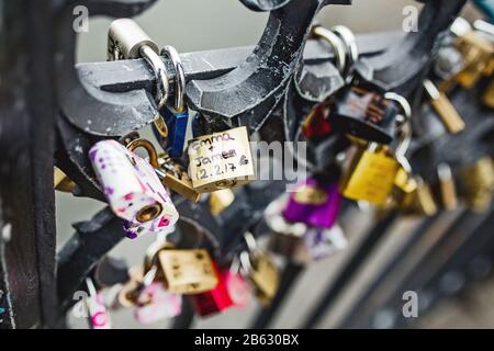 Vorhängeschlösser als Symbol der Liebe an einem Zaun einer Brücke in Prag Stockfoto