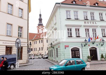 Prag, TSCHECHIEN - 18. MÄRZ 2017: Prager Straße mit Verkehr, Hotel und Kirche Stockfoto