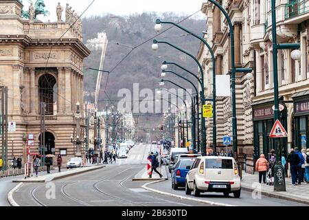 Prag, TSCHECHIEN - 18. MÄRZ 2017: Prager Straße mit Verkehr, Menschen und Autos Stockfoto
