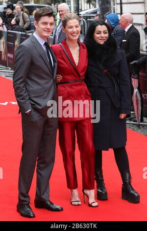 SAM Riley, Marjane Satrapi und Rosamund Pike besucht die UK Premiere of Radioactive auf Curzon Mayfair in Central London, Großbritannien. Sonntag, 8. März 2020 Marti Stockfoto