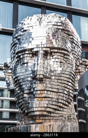 Prag, TSCHECHIEN - 18. MÄRZ 2017: Moderne Kunstinstallation des rotierenden Metallkopfes des Schriftstellers Franz Kafka Stockfoto