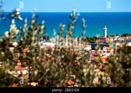 Leuchtturmturm am Hafen von San Benedetto del Tronto, Italien. S. Benedetto in einem der wichtigsten Fischerhäfen in der Adria. Stockfoto