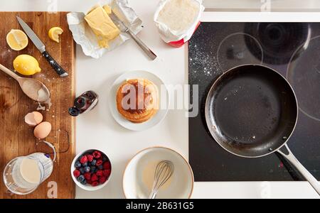 Overhead-Schuss Aus Frisch Zubereiteten Pfannkuchen Oder Crepes Für Den Pancake Day Mit Ahorn Sirup Und Beeren Stockfoto