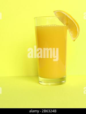 Nahaufnahme des Frischen Orange Frozen Granita Slush Drinks, Garniert mit Orange Wedge und Serviert in Glas mit gestreifter Strohhalm auf Dem Verwitterten Picknick aus blauem Holz Stockfoto