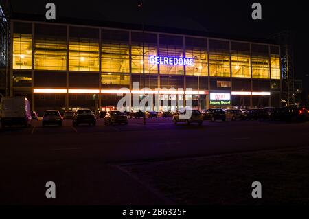 Arnhem, Niederlande - 4. März 2020: Die Vorderseite von Gelredome in der Nacht. Gelredome ist ein Fußballstadion in der Stadt Arnheim Stockfoto