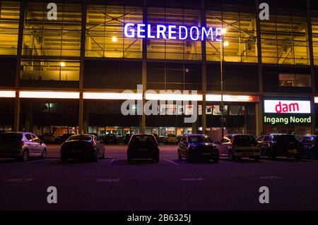 Arnhem, Niederlande - 4. März 2020: Die Vorderseite von Gelredome in der Nacht. Gelredome ist ein Fußballstadion in der Stadt Arnheim Stockfoto