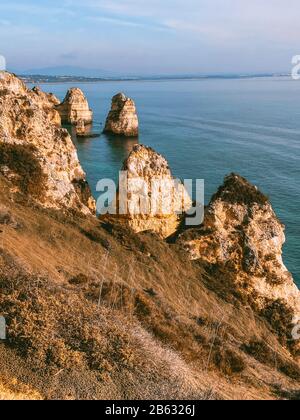 Küste und Strände der Algarve in Portugal Stockfoto