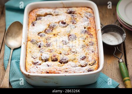 Cherry Clafoutis mit Puderzucker Stockfoto