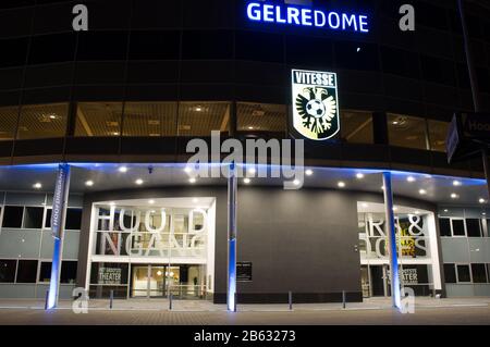 Arnhem, Niederlande - 4. März 2020: Der Haupteingang von Gelredome in der Nacht. Gelredome ist ein Fußballstadion in der Stadt Arnheim Stockfoto