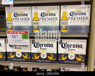 Orlando, FL/USA-3/7/20: Eine Anzeige von Behältern mit Flaschen von Corona Extra und Corona Premier auf einem Anzeigeboden eines Publix Lebensmittelgeschäftes. Stockfoto