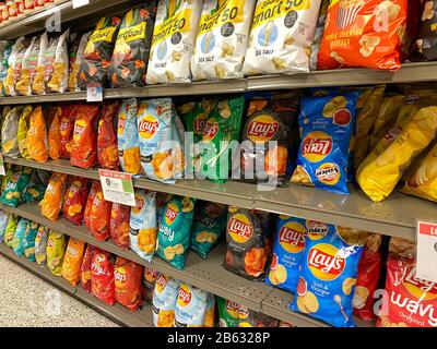 Orlando, FL/USA-3/7/20: Eine Anzeige von Kartoffelchips auf einem Anzeigeboden eines Lebensmittelgeschäftes in Publix. Stockfoto