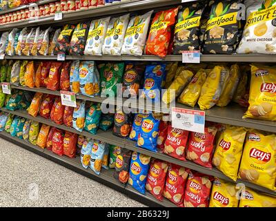 Orlando, FL/USA-3/7/20: Eine Anzeige von Kartoffelchips auf einem Anzeigeboden eines Lebensmittelgeschäftes in Publix. Stockfoto