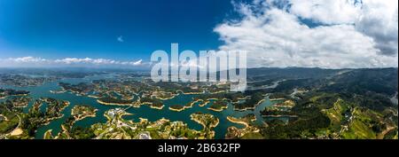 Panoramaaussicht aus der Luft auf den Guatape-See vom Felsen von Guatape, Piedra Del Penol, Kolumbien. Stockfoto