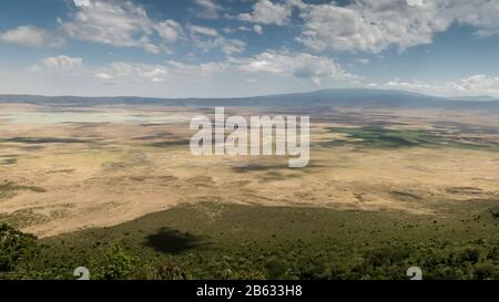 Weitwinkelansicht des Kraters ngorongoro in tansania Stockfoto