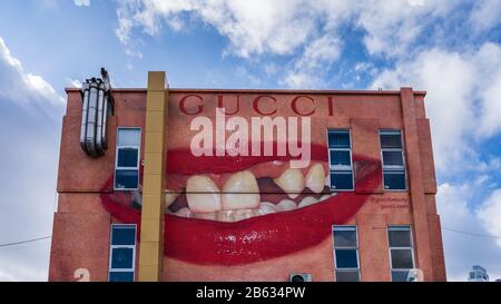 Gucci Mural Ely's Yard in der Old Truman Brewery abseits der Brick Lane East London Stockfoto