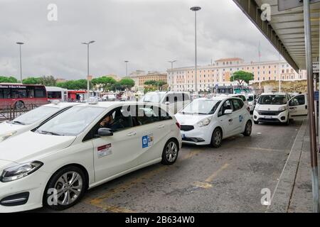 Taxistand Rom, Italien, am Bahnhof Termini. Weiße Taxis vor dem Haupteingang der U-Bahn und des Bahnhofs Termini. Stockfoto