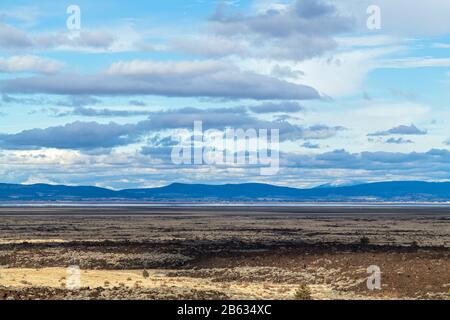 Ein Blick auf Tulelake vom Devil's Homestead Lava Flow am Lava Beds National Monument, Kalifornien, USA Stockfoto